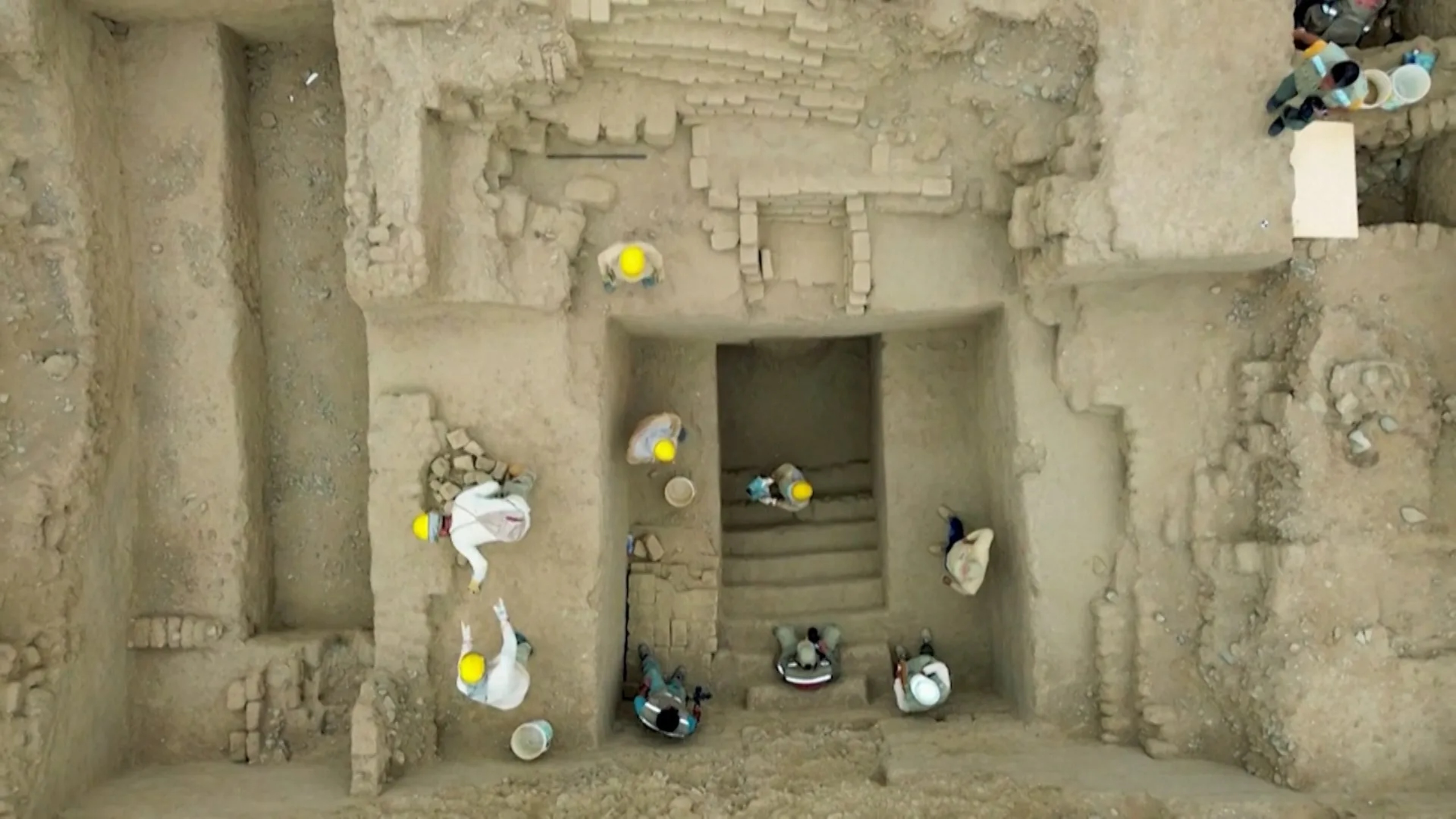 T&uacute;mulo de 600 anos no Peru aberto pela primeira vez